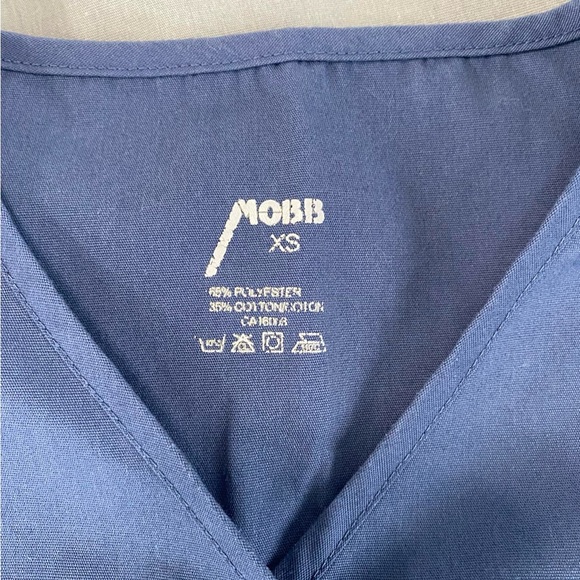 Women’s scrub tops - Picture 2 of 3